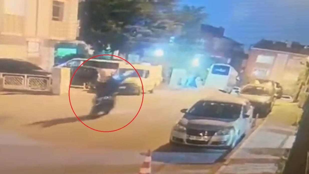 Ankara'da elektrikli bisiklet ile otomobilin çarpıştığı kaza anı kamerada