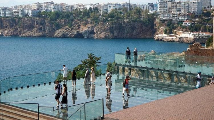 Turistlerin yeni gözdesi 2 bin yıllık Hıdırlık Kulesi oldu