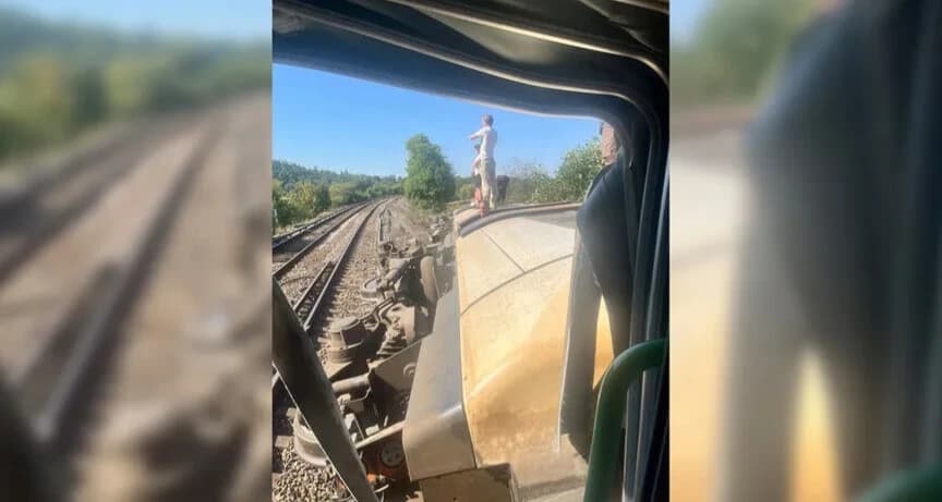 İNGİLTERE’DE YOLCU TRENİ RAYDAN ÇIKTI: 11 YARALI