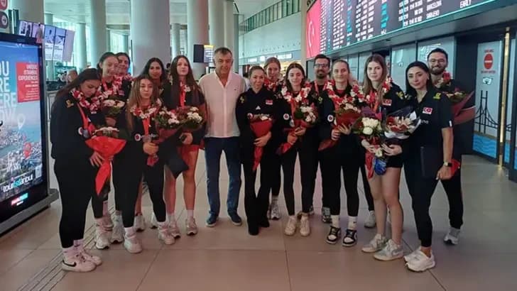 U17 KIZ VOLEYBOL MİLLİ TAKIMI'NA ÇİÇEKLİ KARŞILAMA