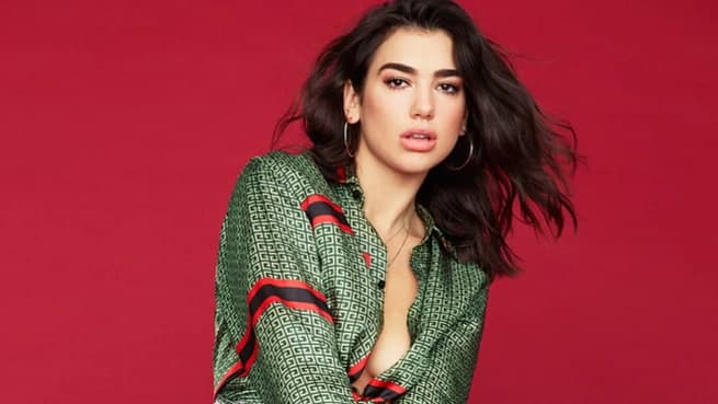 Dua Lipa kuzeninin düğününde başında bardakla dans etti