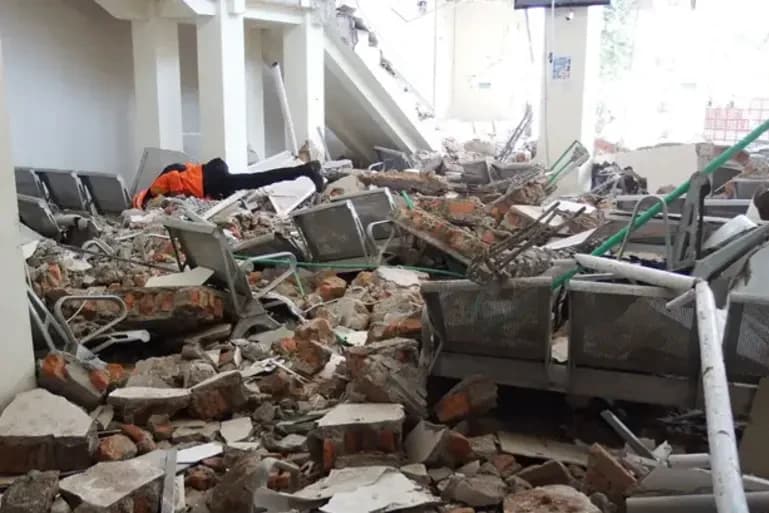 ENDONEZYA'DA 7,7'LİK DEPREM: 20 KİŞİ HAYATINI KAYBETTİ