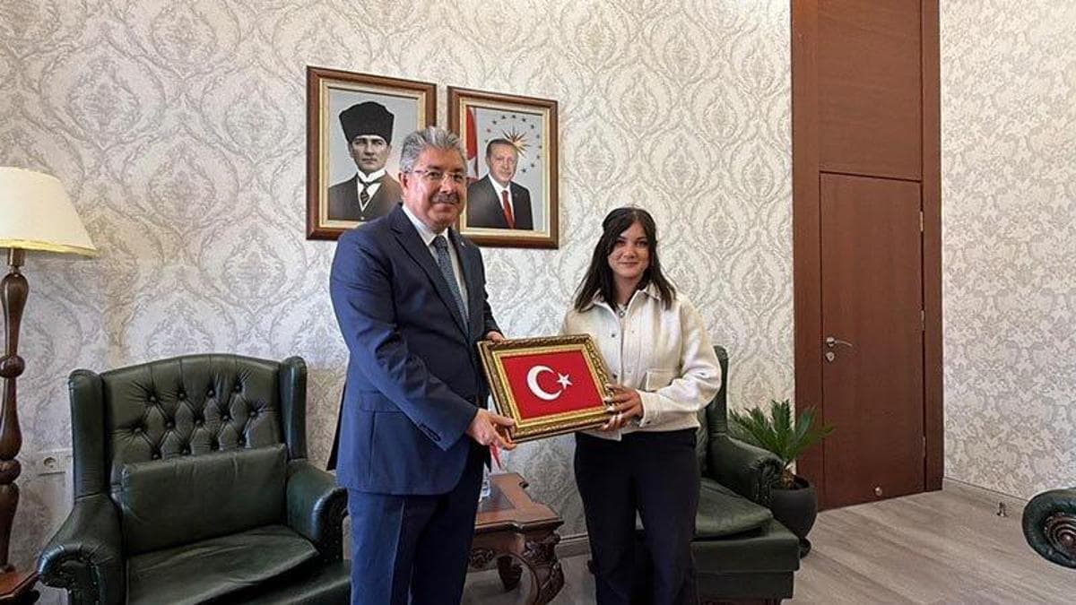 Bayrağı yerde bırakmadı, görüntüler yayıldı