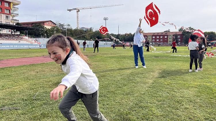 Edirne’de çocuklar, Gazze’de barış için uçurtma uçurdu