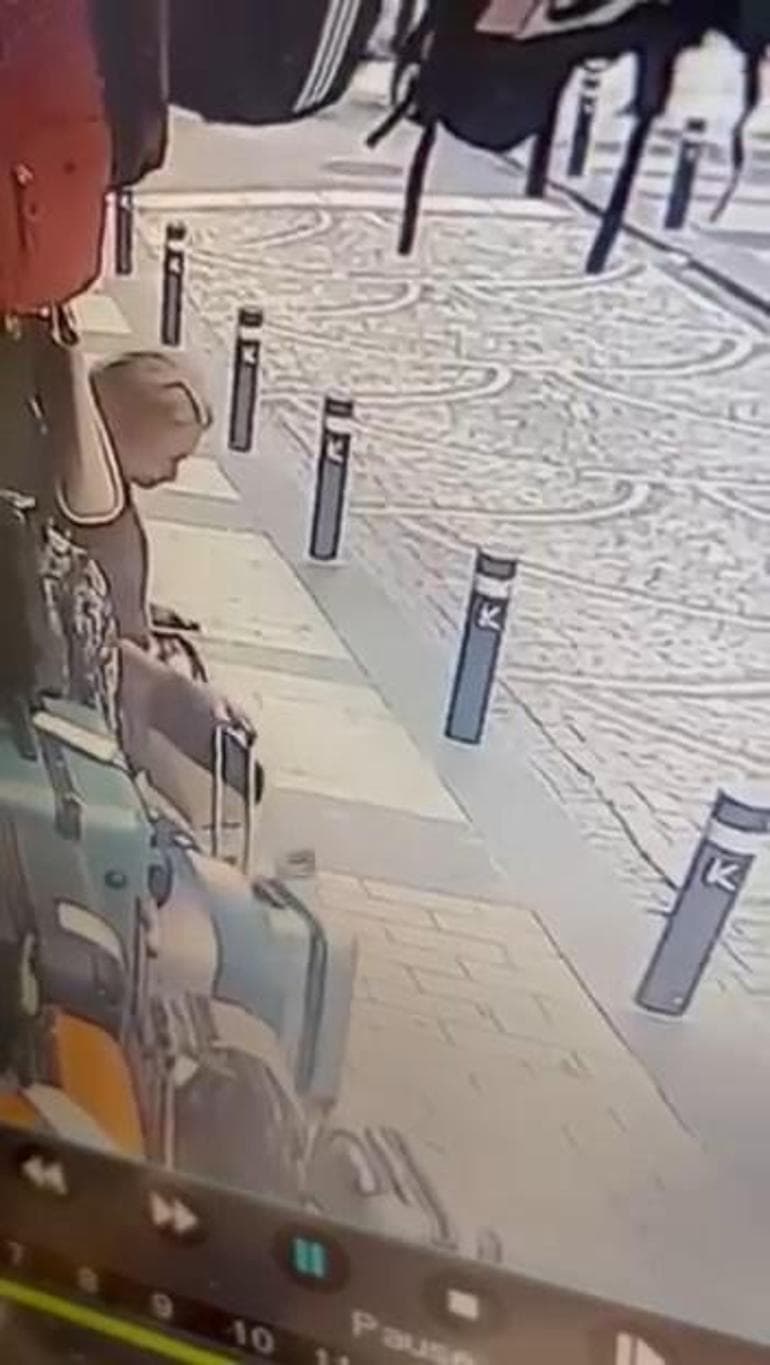 Kadıköy'de mağazanın önündeki valiz hırsızlığı kamerada