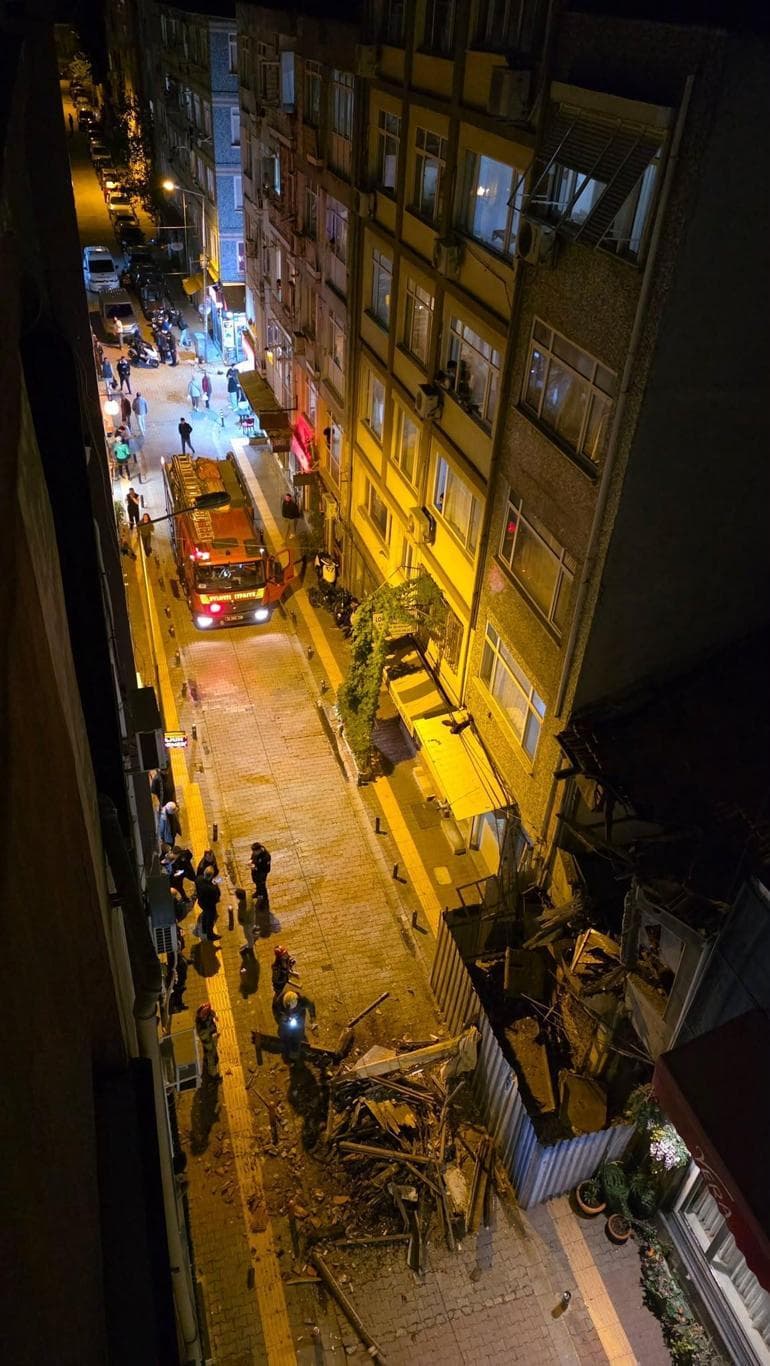 Bakırköy'de 2 katlı metruk binanın çökmesi kamerada