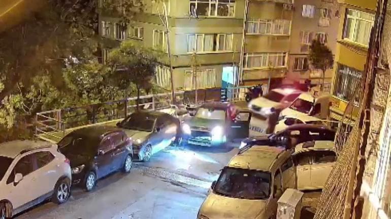 Şişli’de 'dur' ihtarına uymayan alkollü sürücü park halindeki araçlara çarptı