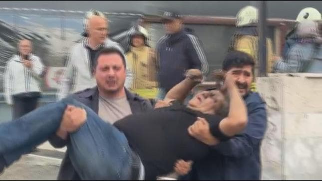 Kadıköy'de 8 katlı binada yangın; mahsur kalanlar var