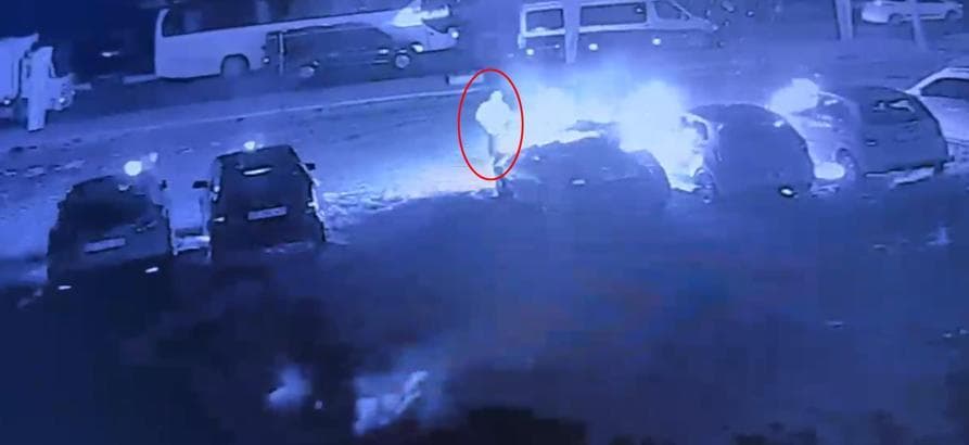 Benzin dökerek 6 otomobili ateşe verdi