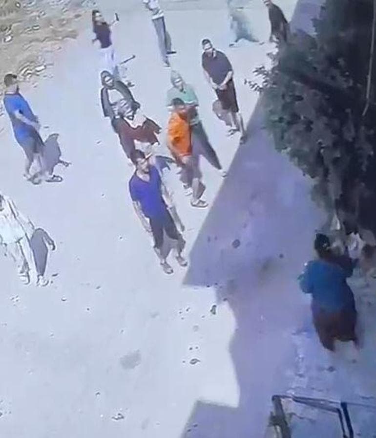 İki aile arasındaki keserli ve bıçaklı kavga kamerada