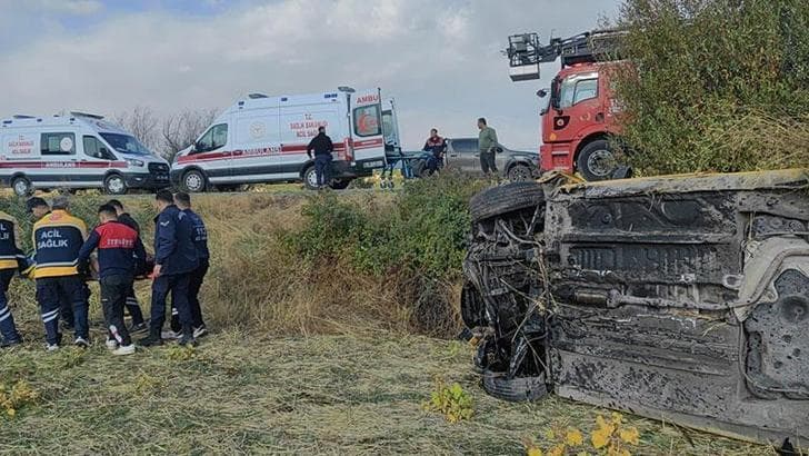 Adıyaman'da taksi şarampole devrildi: 5 yaralı