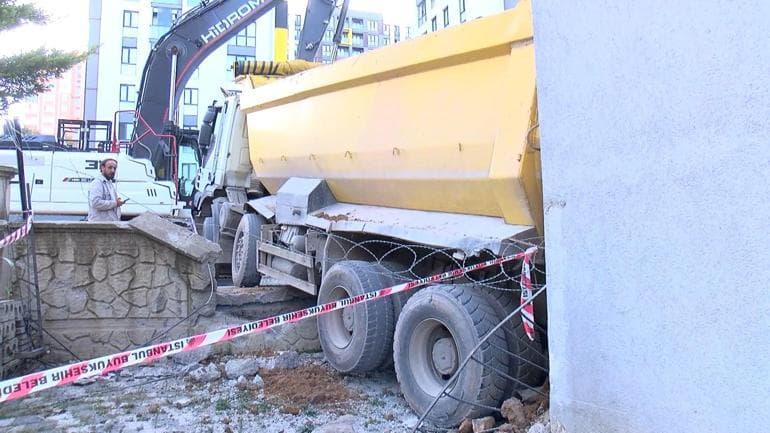Freni boşalan hafriyat kamyonu iş yerine girdi!