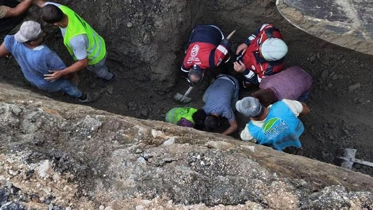Hatay'da göçük altında kalan işçi kurtarıldı