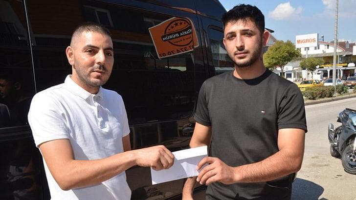Parasını düşüren motosikletliye sanal medyadan ulaşıp teslim etti