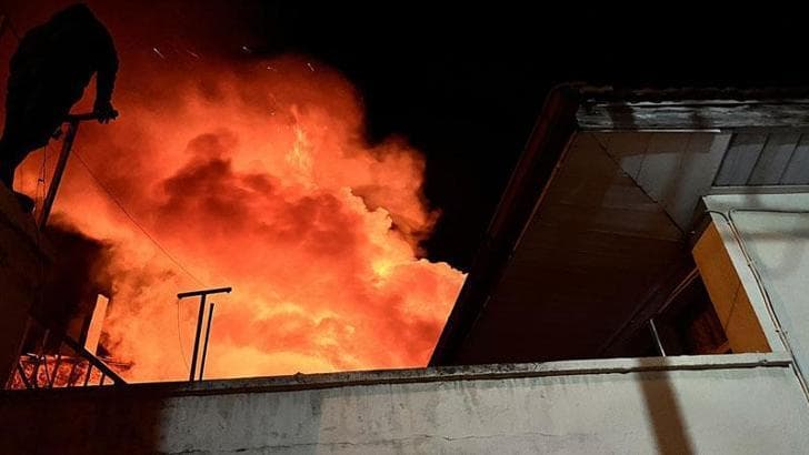 Yanan evini izlerken fenalaşıp, hastanede hayatını kaybetti