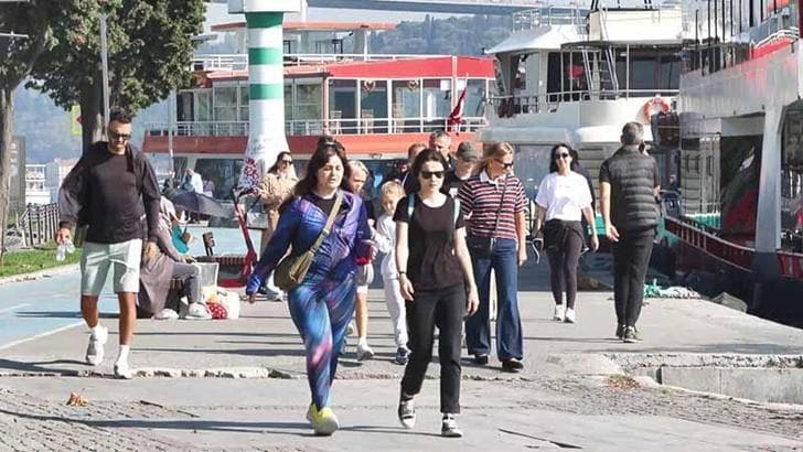 İstanbullular güneşli havanın keyfini çıkardı; kimi yüzdü kimi yürüyüş yaptı