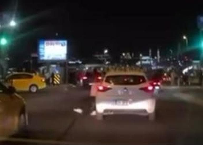 Fatih'te yolun karşısına geçmek isteyen kişiye çarpan otomobil kamerada