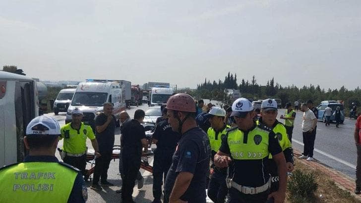Midibüs, kaygan yolda devrildi; yaralılar var