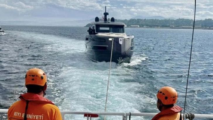 Çanakkale Boğazı'nda sürüklenen tekne kurtarıldı
