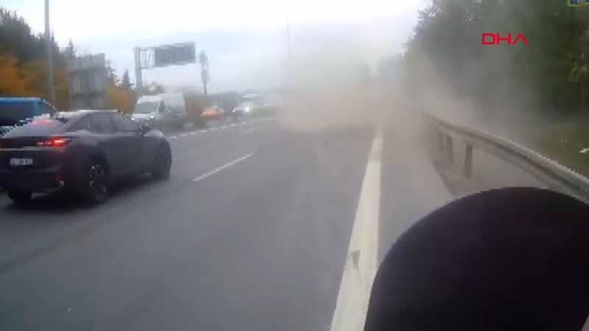 Eyüpsultan’da 2 araca çarpan hafriyat kamyonu İSKİ’nin bahçesine düştü: 2 yaralı