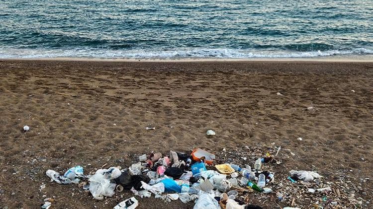 Kumköy sahili, yine çöplüğe döndü