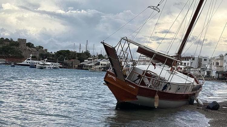 Bodrum’da yelkenli tekne karaya oturdu