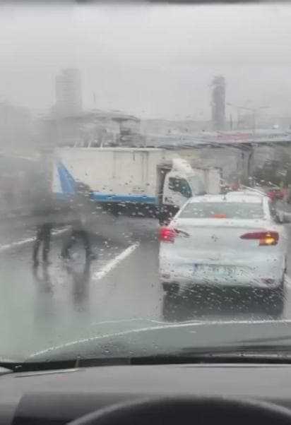 Beylikdüzü'nde kamyonet, metrobüs bariyerine çarptı; trafik yoğunluğu oluştu