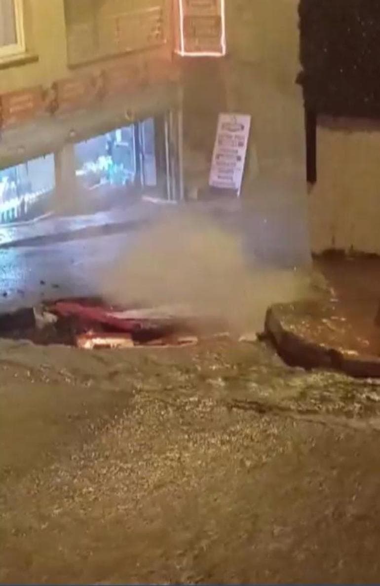 Beyoğlu'nda elektrik kabloları alev alev yandı