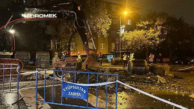 Eyüpsultan'da yağış sırasında yol çöktü
