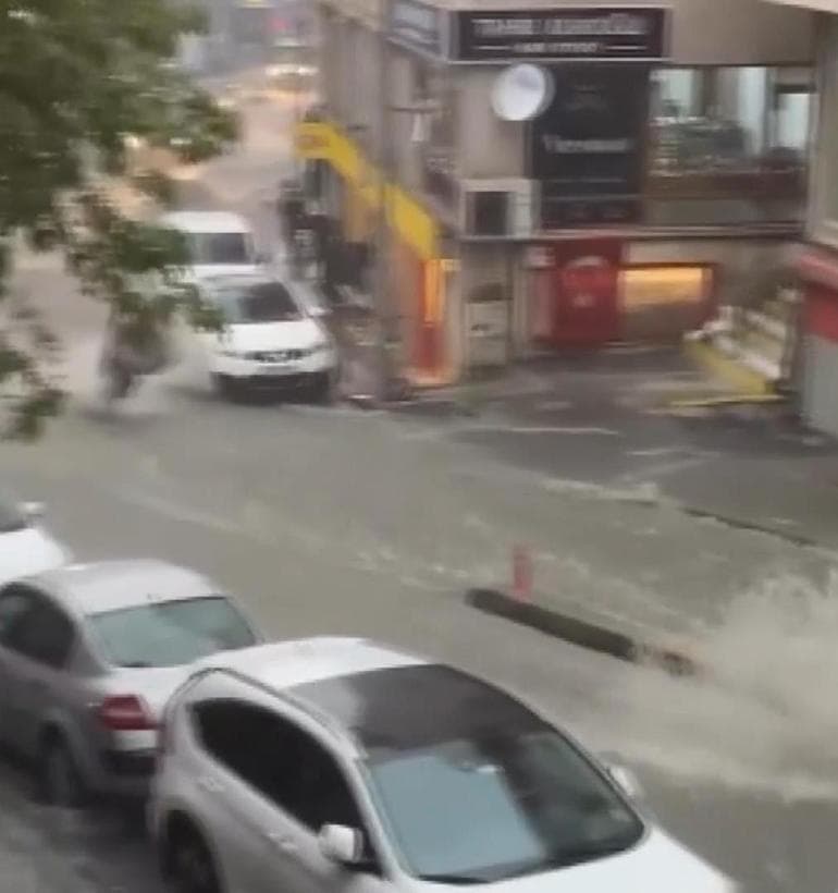 Şişli'de sel sularına kapılan kadın son anda kurtarıldı
