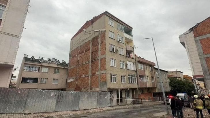 Küçükçekmece'de çatlaklar oluşan ve sesler gelen 7 katlı bina tahliye edildi