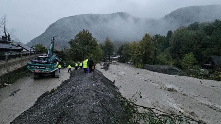 Sapanca’da selden zarar gören bölgelerde çalışmalar başladı