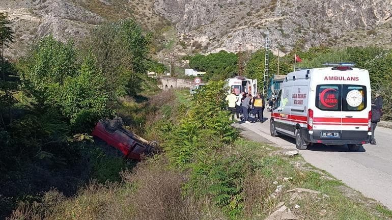 Servis minibüsünün dereye uçtuğu kaza kamerada; 9 yaralı