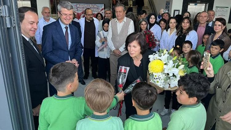 Emekliye ayrılan öğretmene okulunda duygusal veda